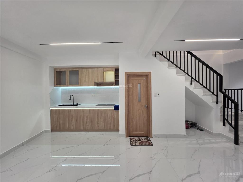 Nhà phố lô nhì đ. huỳnh tấn phát  cách mt chỉ 15m