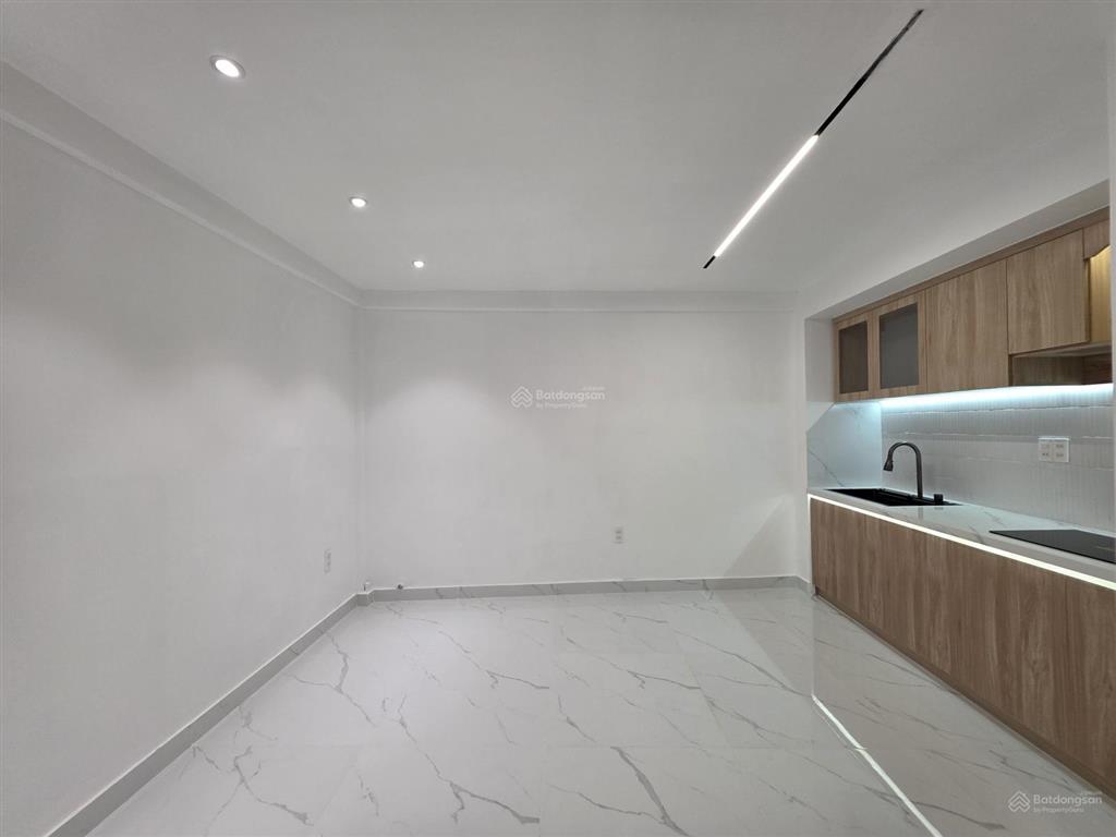 Nhà phố lô nhì đ. huỳnh tấn phát  cách mt chỉ 15m