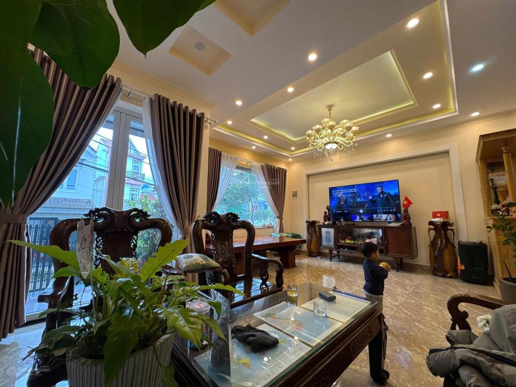 Nhà xây kiên cố định cư hay cải tạo làm khách sạn thật tuyệt.