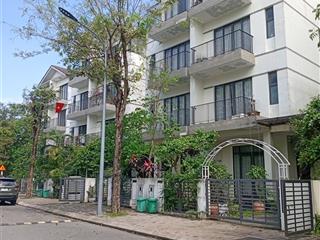 Gửi bán biệt thự 175m2 đông nam, gần hồ, bể bơi giá chỉ 180 triệu/m2