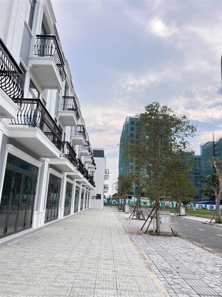 Bạn cần tìm nhà phố tp thủ dầu một khoảng hơn 4 tỷ, khu đồng bộ tiện ích đầy đủ, ven sông sài gòn
