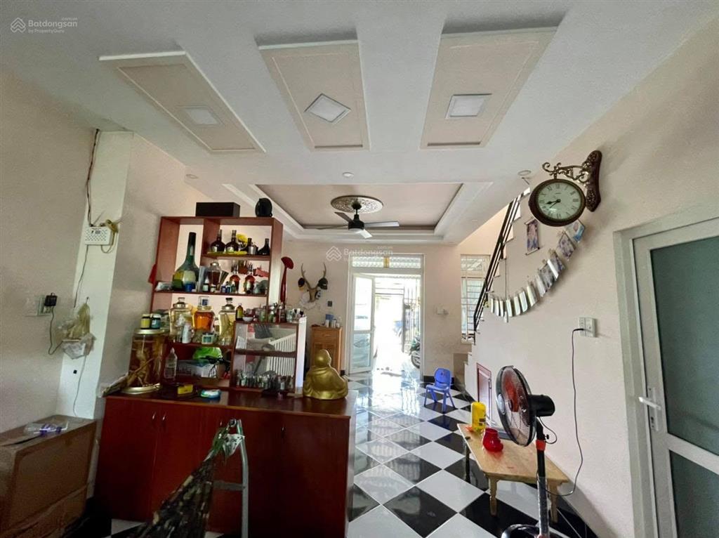 Căn nhà lầu giá rẻ còn sót lại. bán nhà kdc u&i tại nguyễn văn lộng bình nhâm, thuận an