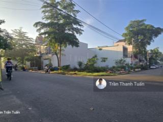 Lô góc 2 mặt tiền 6x17, vị trí đắc địa, tiện kinh doanh, ngay trung tâm chợ, trường, kề bên tp. hcm
