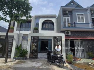 Nhà đẹp mặt tiền đường chuẩn bị lên nhựa, sát bên chợ đình, cầu lớn hóc môn. 5x20 sổ hồng hoàn công