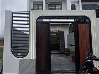 Ngay trung tâm mỹ hạnh, sát bên tỉnh lộ 824, siêu phẩm 5x20 đường bê tông 5m. sổ hồng hoàn công.