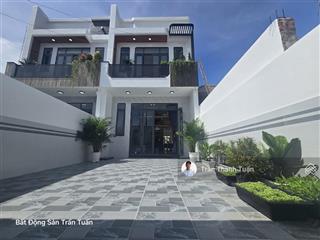 Nhà đẹp 5x30 sân vườn rộng rãi, tặng nội thất cao cấp, sát hóc môn, sổ hồng hoàn công