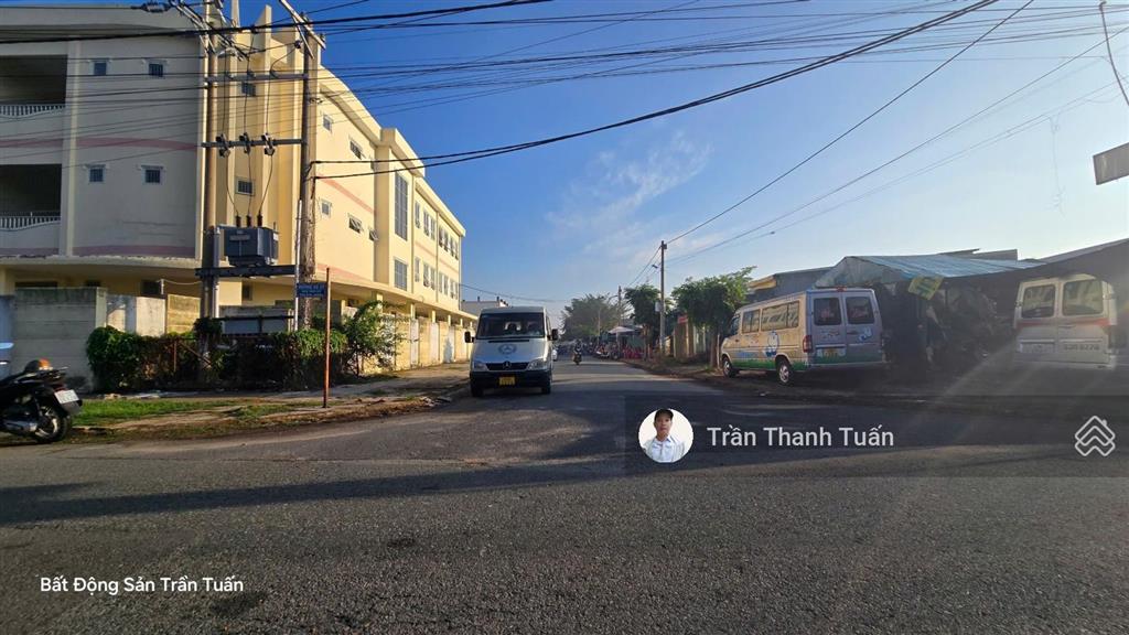 Mặt tiền nhựa 14m, ngay trường học cấp 1, 2. đường thông dân đông. sát hóc môn. xây dựng tự do.