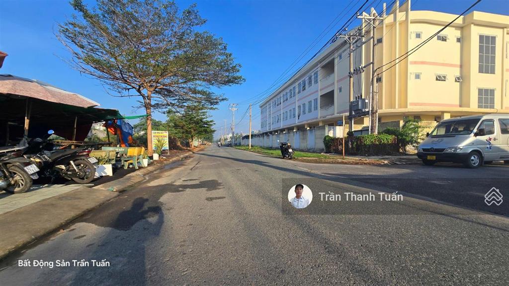 Mặt tiền nhựa 14m, ngay trường học cấp 1, 2. đường thông dân đông. sát hóc môn. xây dựng tự do.