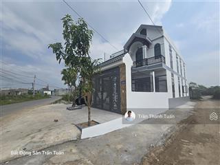 Căn góc ngã 4 có 2 mặt tiền kinh doanh, nở hậu đẹp. vị trí đắc địa, đường nhựa 12m