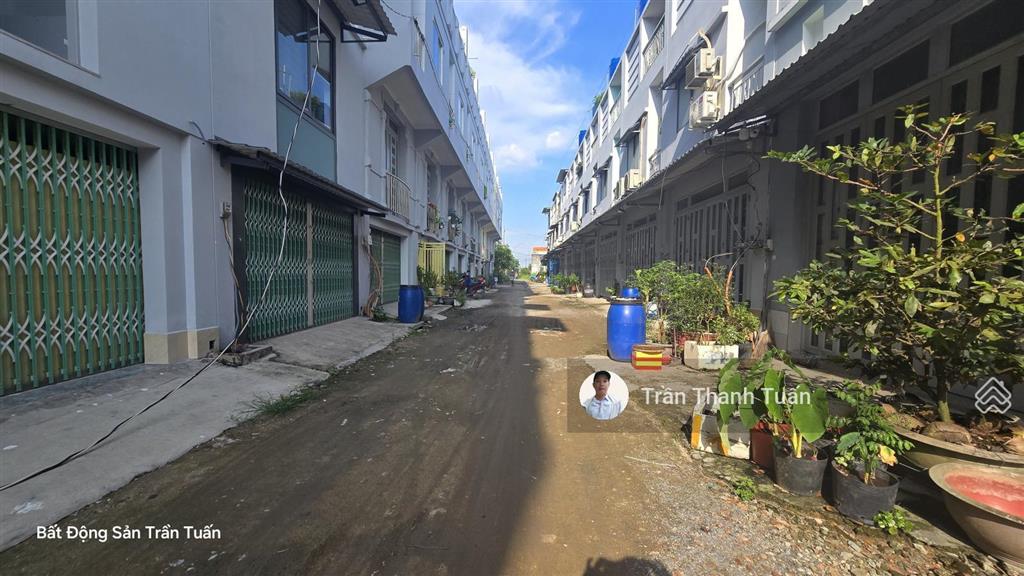 Còn 1 căn duy nhất 4,5x12 chỉ 900 bao hết. nhà lầu đường 7m. dân cư đông đúc ngay chợ đình ubnd xã