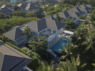 Định cư nước ngoài bán gấp căn góc biệt thự biển mỹ khê dt 300m2. sổ hồng lâu dài  công chứng ngay