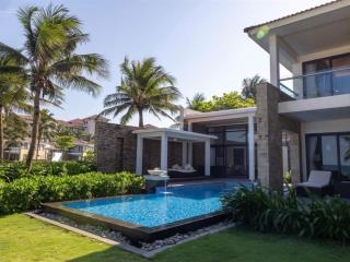 Bán bt 3pn vinpearl luxury dt gần 1100m2 cách biển 50m sổ hồng lâu dài, thu nhập cam kết 3,4 tỷ/năm