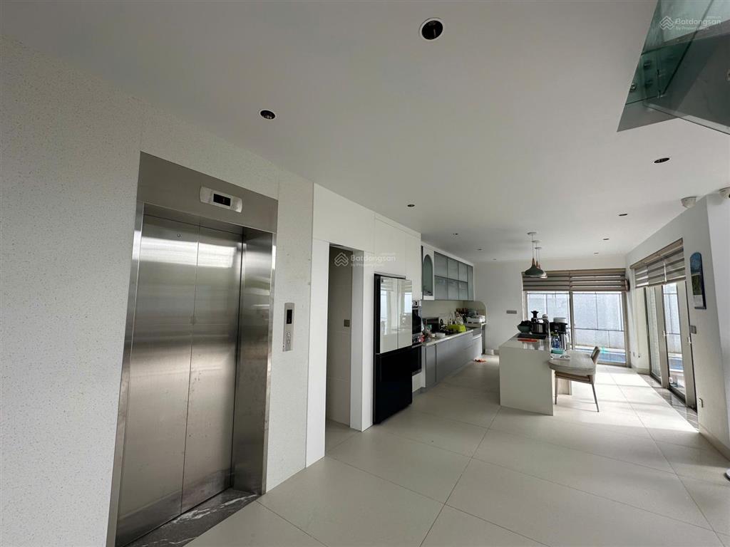 Định cư ở hcm chính chủ gửi bán gấp biệt thự 5pn300m2. giá 34,x tỷ full nội thất cao cấp nhập khẩu
