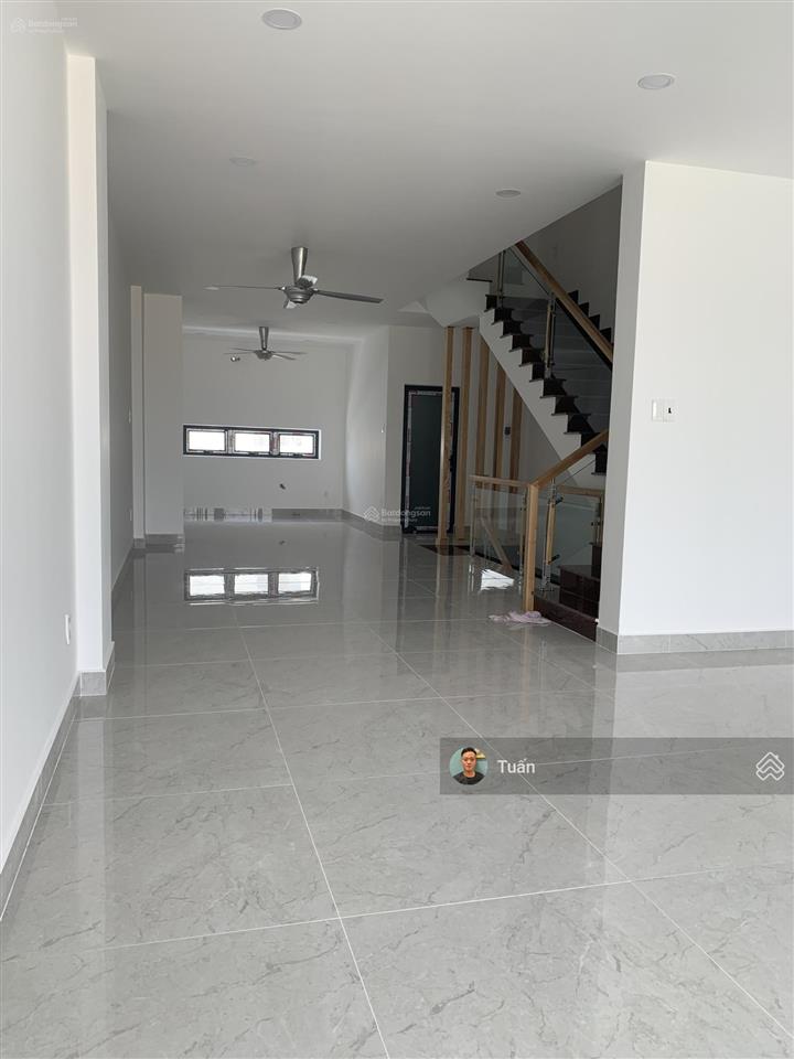 Cho thuê nhà đảo kim cương dt 5x20m hầm trệt 3 lầu. 2 sàn trống vp và 3 phòng chức năng. giá 45tr