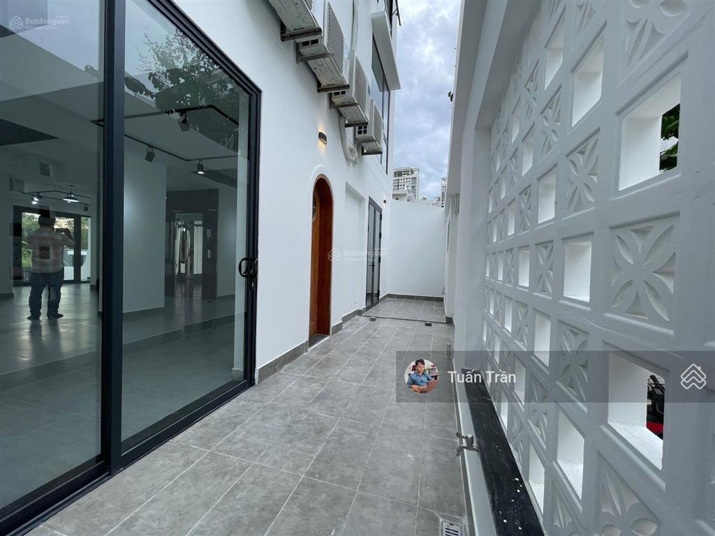 Cho thuê toà nhà vp p. thạnh mỹ lợi. dt 10x18m. 1 hầm 4 lầu sàn trống vp. giá 80tr/tháng nhà mới