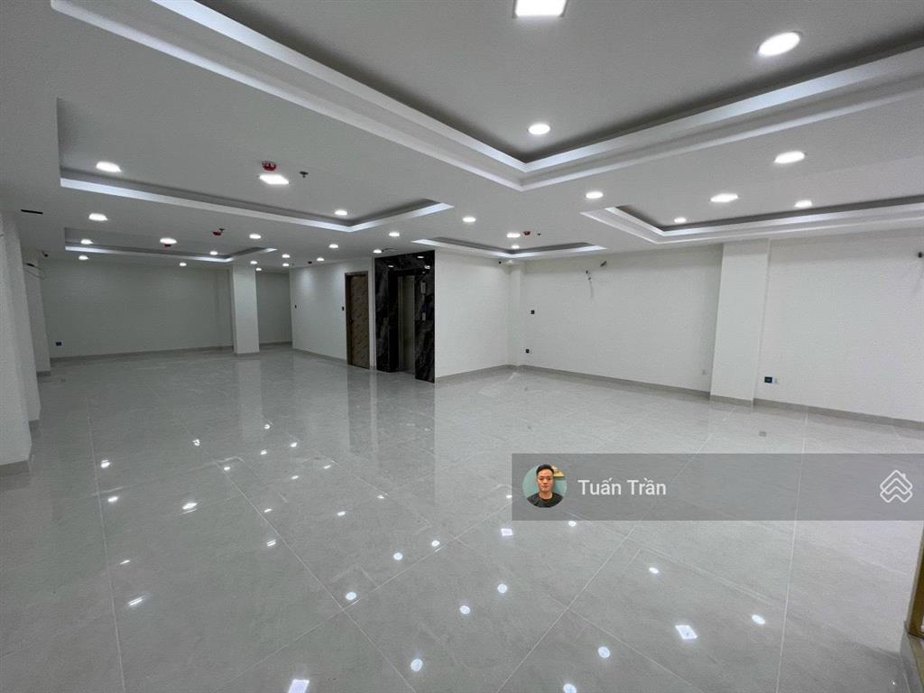 Cho thuê tòa nhà vp full sàn trống suốt khu uỷ ban tp thủ đức. dt 8x20m hầm 6 tầng. giá 150tr/th