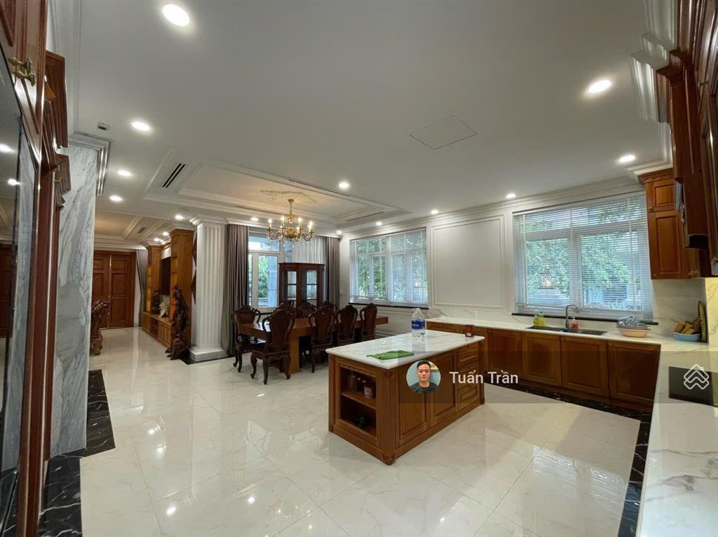 Cho thuê biệt thự full nội thất cao cấp khu compound đảo kim cương. 5pn. thang máy. giá 120tr/thang