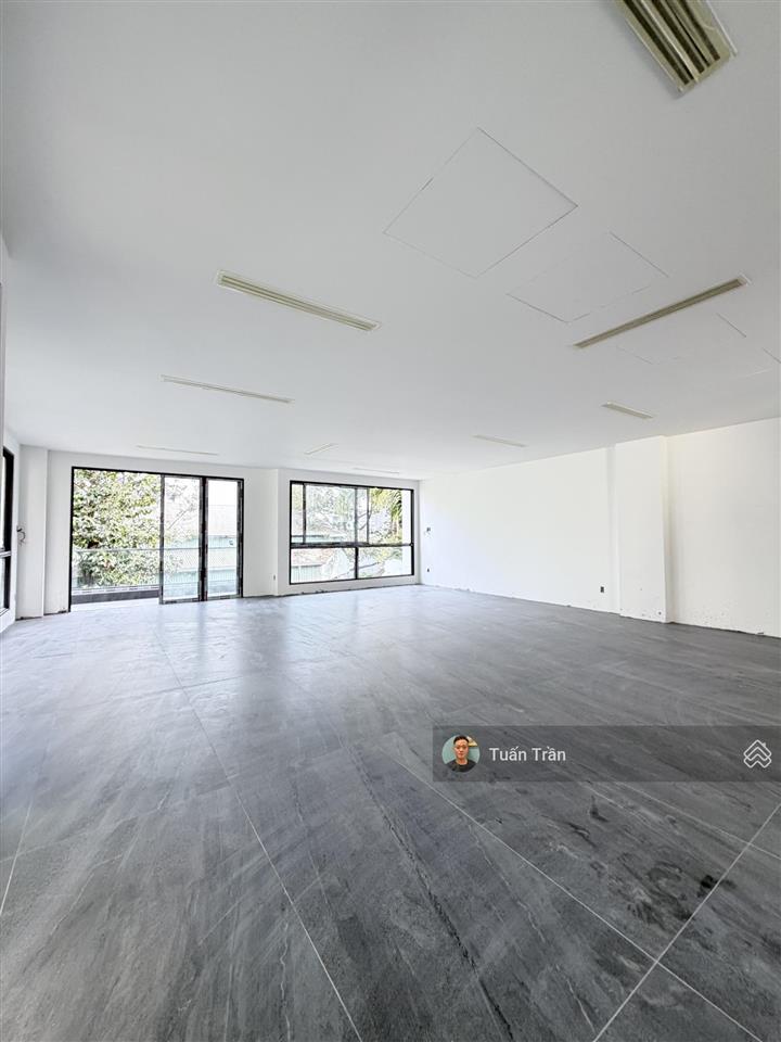 Cho thuê biệt thự xây dựng kiểu vp ngay trương văn bang. dt 10x20m. hầm 4 lầu full sàn trống