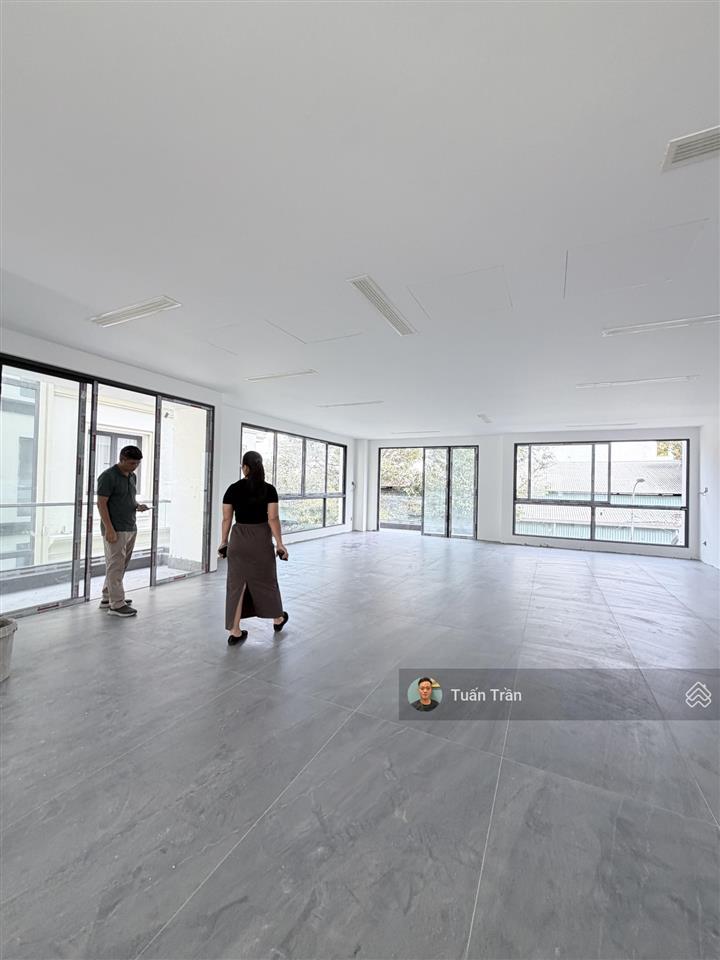 Cho thuê biệt thự xây dựng kiểu vp ngay trương văn bang. dt 10x20m. hầm 4 lầu full sàn trống