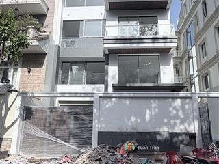 Cho thuê biệt thự xây dựng kiểu vp ngay trương văn bang. dt 10x20m. hầm 4 lầu full sàn trống