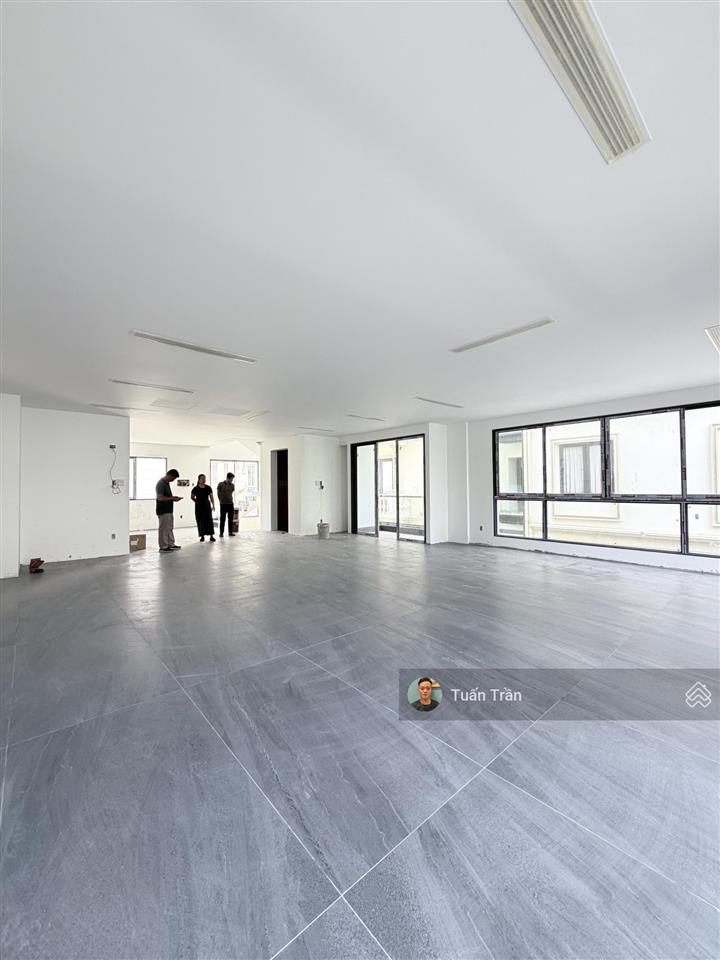 Cho thuê biệt thự xây dựng kiểu vp ngay trương văn bang. dt 10x20m. hầm 4 lầu full sàn trống