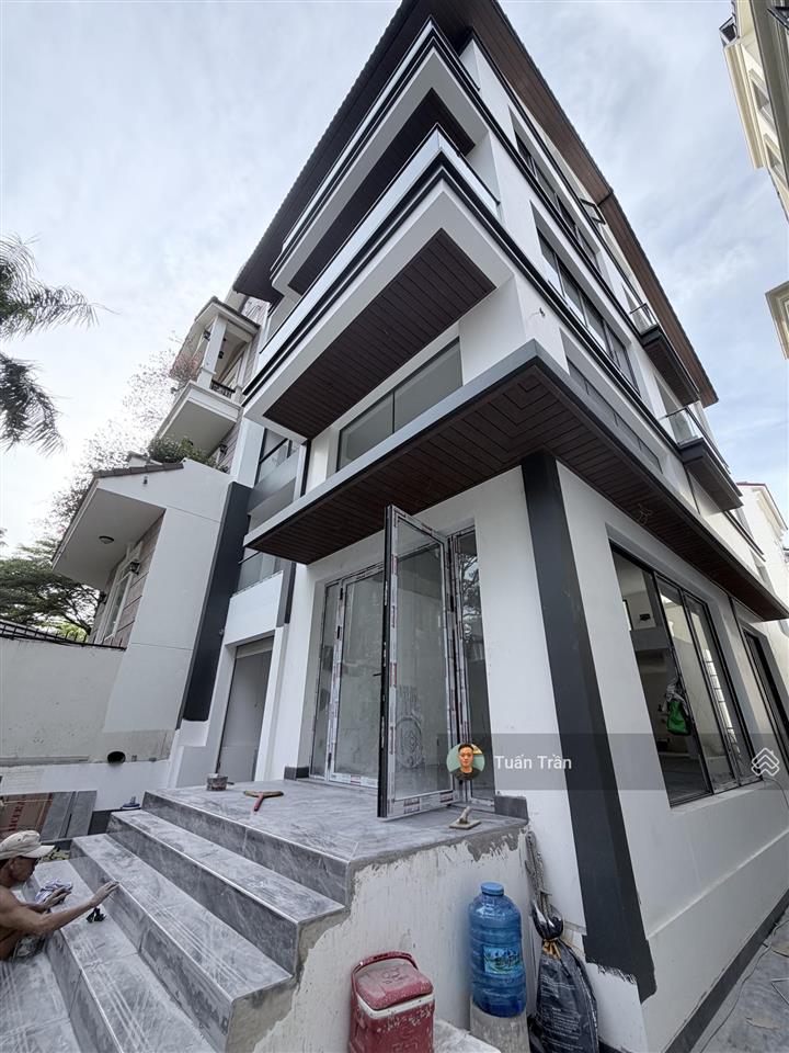 Cho thuê biệt thự xây dựng kiểu vp ngay trương văn bang. dt 10x20m. hầm 4 lầu full sàn trống