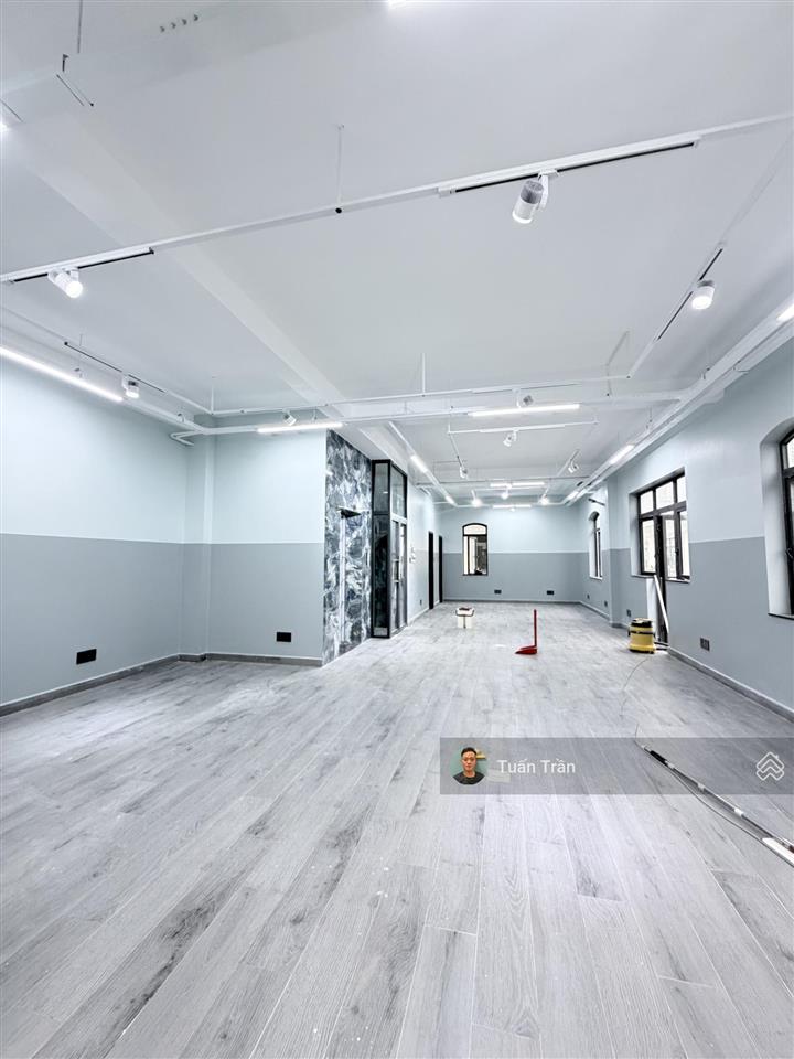 Cho thuê biệt thự 4 sàn trống suốt làm vp gần ubnd. dt 10x20m, có thang máy. giá 80tr/tháng