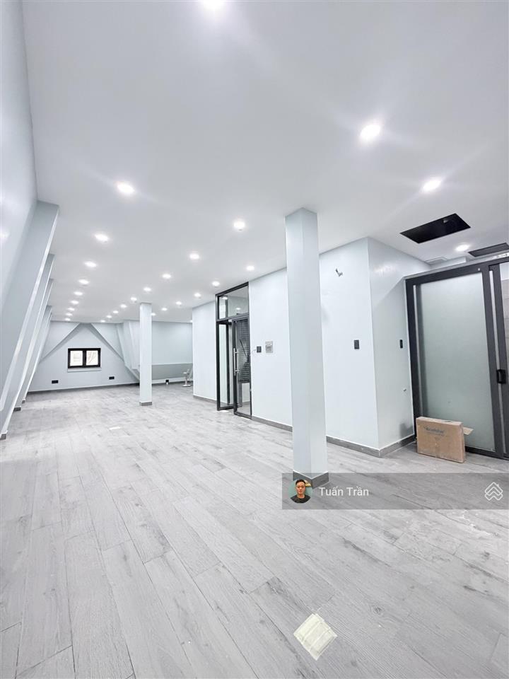 Cho thuê biệt thự 4 sàn trống suốt làm vp gần ubnd. dt 10x20m, có thang máy. giá 80tr/tháng