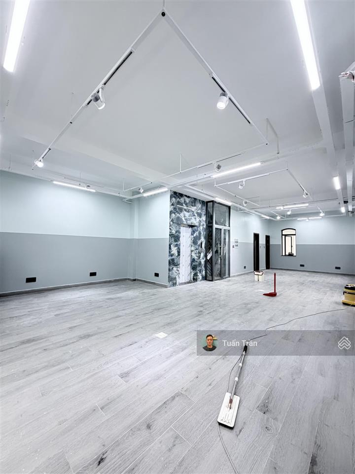 Cho thuê biệt thự 4 sàn trống suốt làm vp gần ubnd. dt 10x20m, có thang máy. giá 80tr/tháng