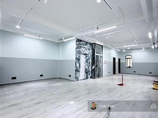 Cho thuê biệt thự 4 sàn trống suốt làm vp gần ubnd. dt 10x20m, có thang máy. giá 80tr/th