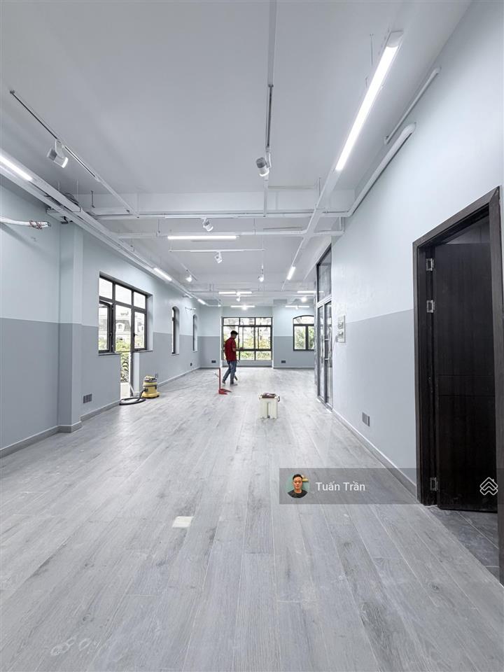 Cho thuê biệt thự 4 sàn trống suốt làm vp gần ubnd. dt 10x20m, có thang máy. giá 80tr/tháng