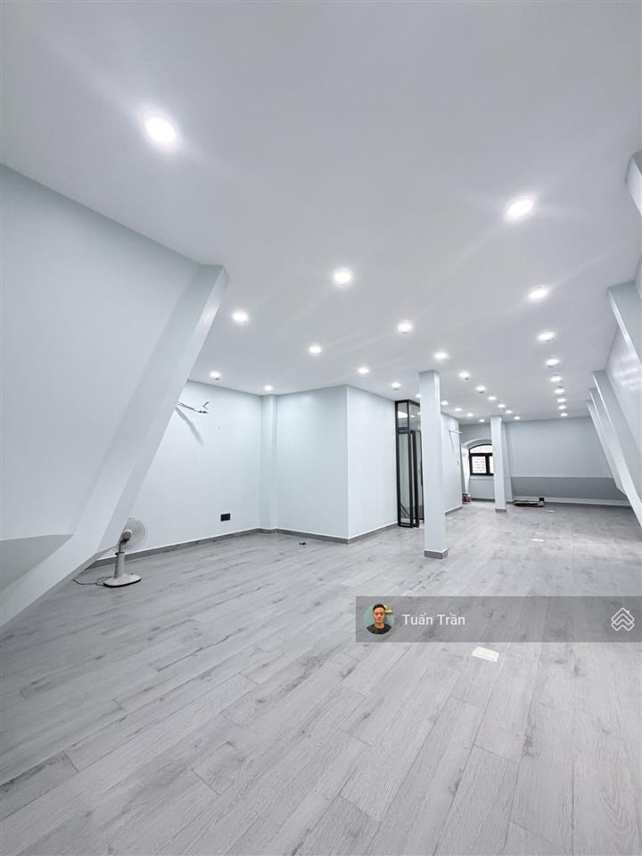 Cho thuê biệt thự 4 sàn trống suốt làm vp gần ubnd. dt 10x20m, có thang máy. giá 80tr/tháng
