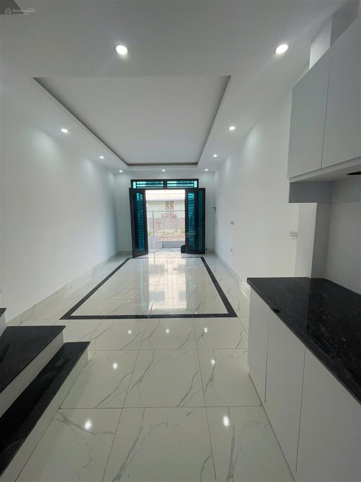 Tài chính hơn 3 tỉ còn duy nhất căn nàygần quốc lộ 6ô tô đỗ cửanhà lô góc 4 tầng. vị trí cực đep