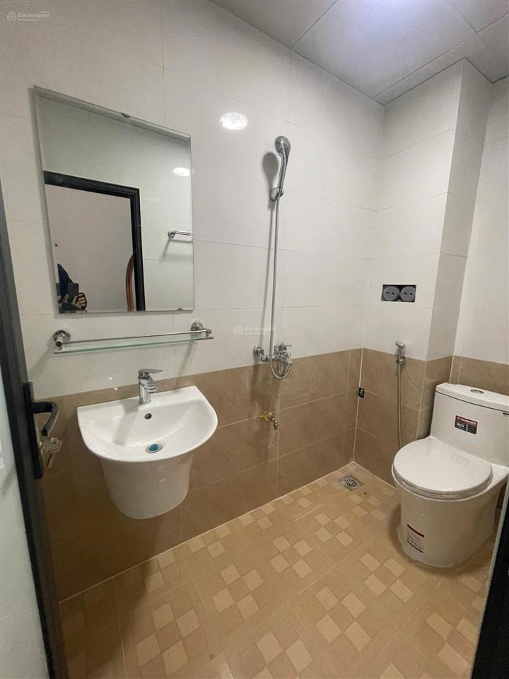 Tài chính hơn 3 tỉ còn duy nhất căn nàygần quốc lộ 6ô tô đỗ cửanhà lô góc 4 tầng. vị trí cực đep