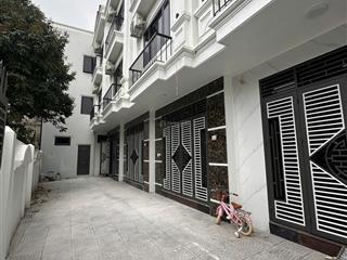 Hơn 2 tỉ căn này là hoa hậuô tô đỗ trước nhà, cách trục chính 15m. rẻ vô địch. không ở đâu rẻ hơn