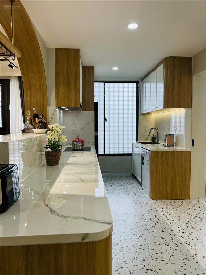 Cần bán căn hộ nam khang dt 121m2  đầy đủ nội thất cao cấp  2 mặt thoáng mát  giá 10,6 tỷ