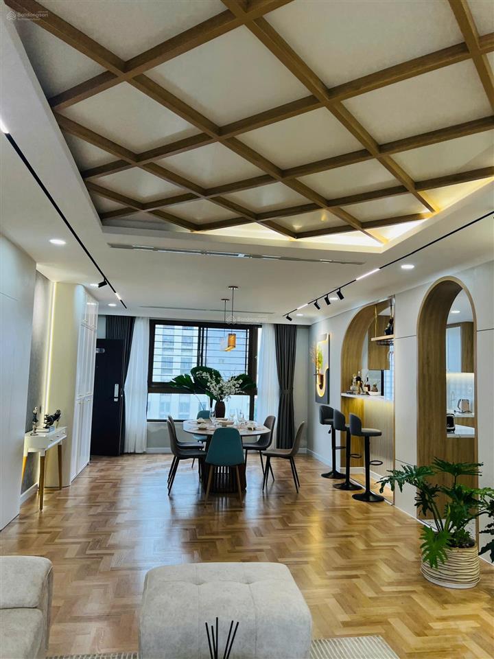 Cần bán căn hộ nam khang dt 121m2  đầy đủ nội thất cao cấp  2 mặt thoáng mát  giá 10,6 tỷ