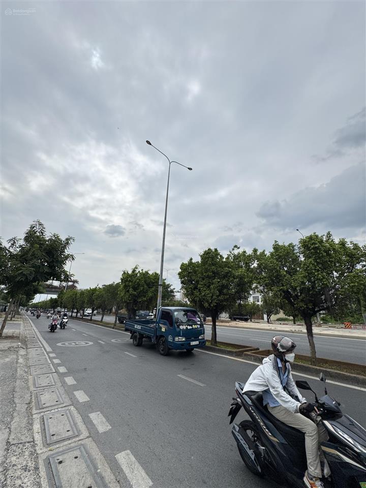 Bán nhà xưởng lô góc full thổ cư 300m2  mặt tiền võ văn kiệt