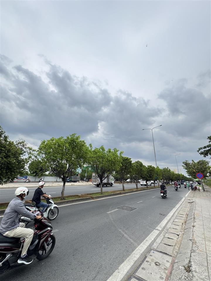 Bán nhà xưởng lô góc full thổ cư 300m2  mặt tiền võ văn kiệt