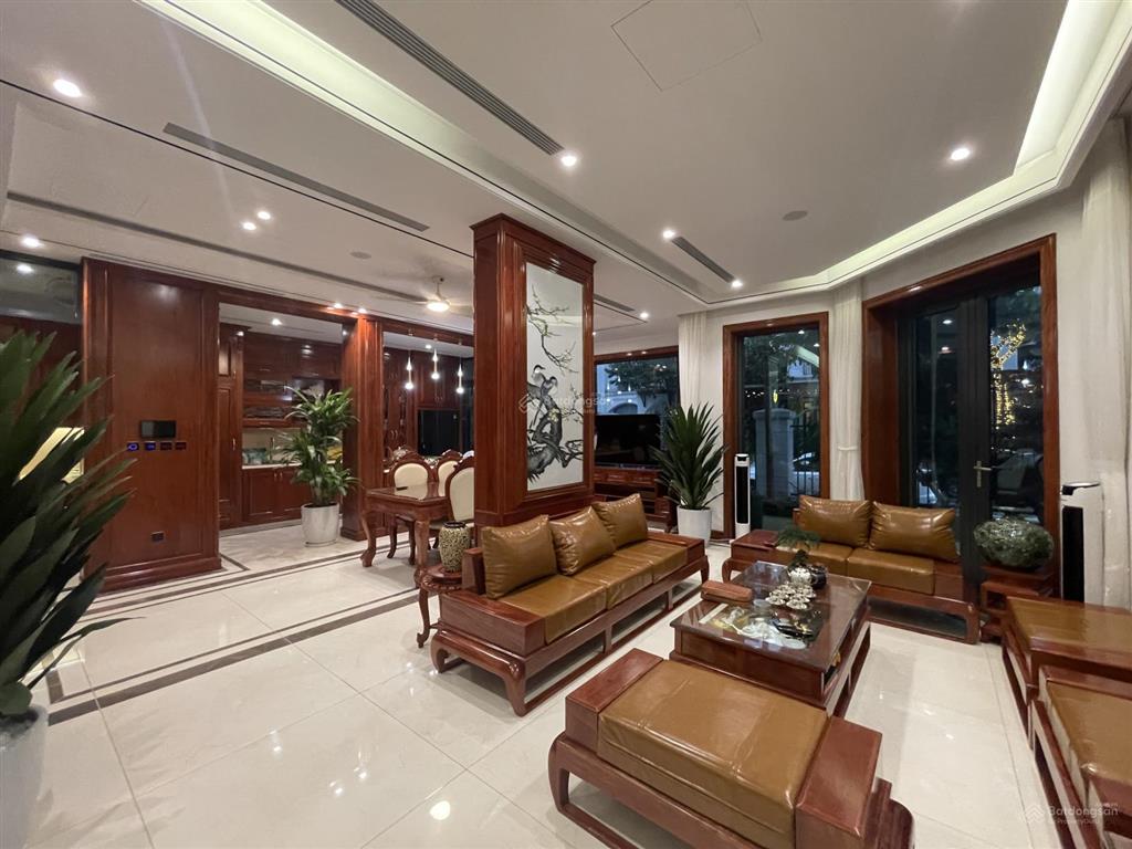 Cho thuê biệt thự đơn lập 300m2 mặt vườn hoa full nội thất xịn mới tinh, thang máy, vào ở luôn