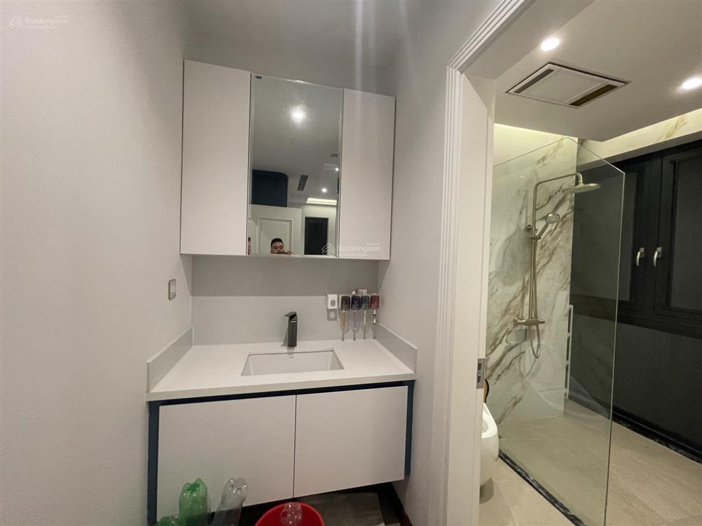 Cho thuê biệt thự đơn lập 300m2 mặt vườn hoa full nội thất xịn mới tinh, thang máy, vào ở luôn