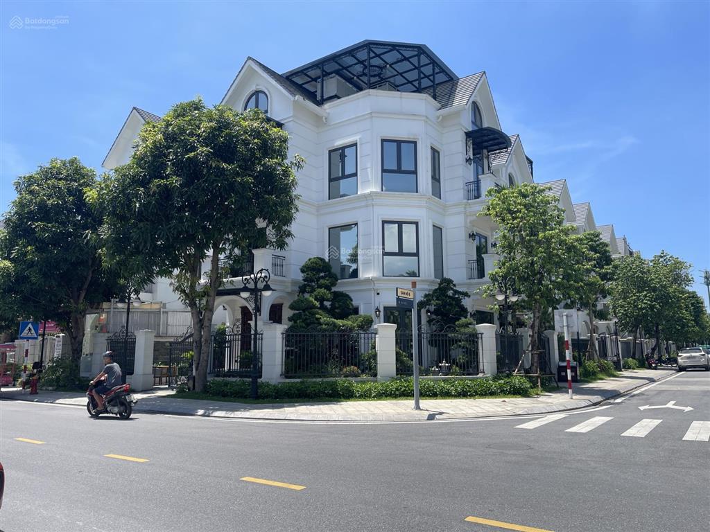 Cho thuê biệt thự đơn lập 300m2 mặt vườn hoa full nội thất xịn mới tinh, thang máy, vào ở luôn