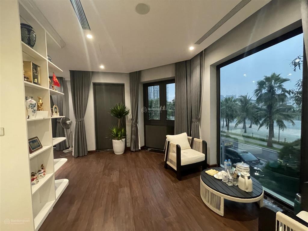 Cho thuê biệt thự đơn lập 300m2 mặt vườn hoa full nội thất xịn mới tinh, thang máy, vào ở luôn