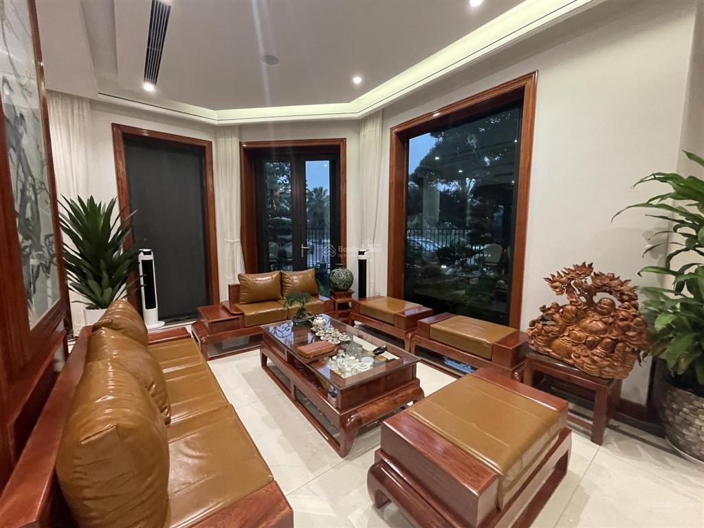 Cho thuê biệt thự đơn lập 300m2 mặt vườn hoa full nội thất xịn mới tinh, thang máy, vào ở luôn