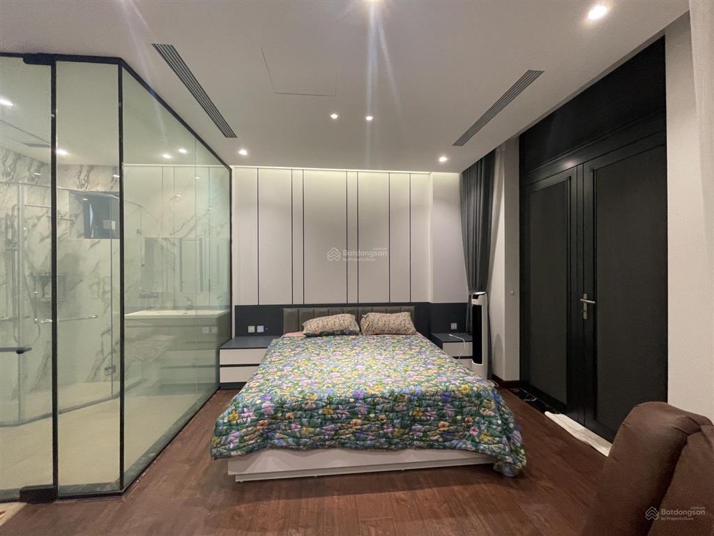 Cho thuê biệt thự đơn lập 300m2 mặt vườn hoa full nội thất xịn mới tinh, thang máy, vào ở luôn