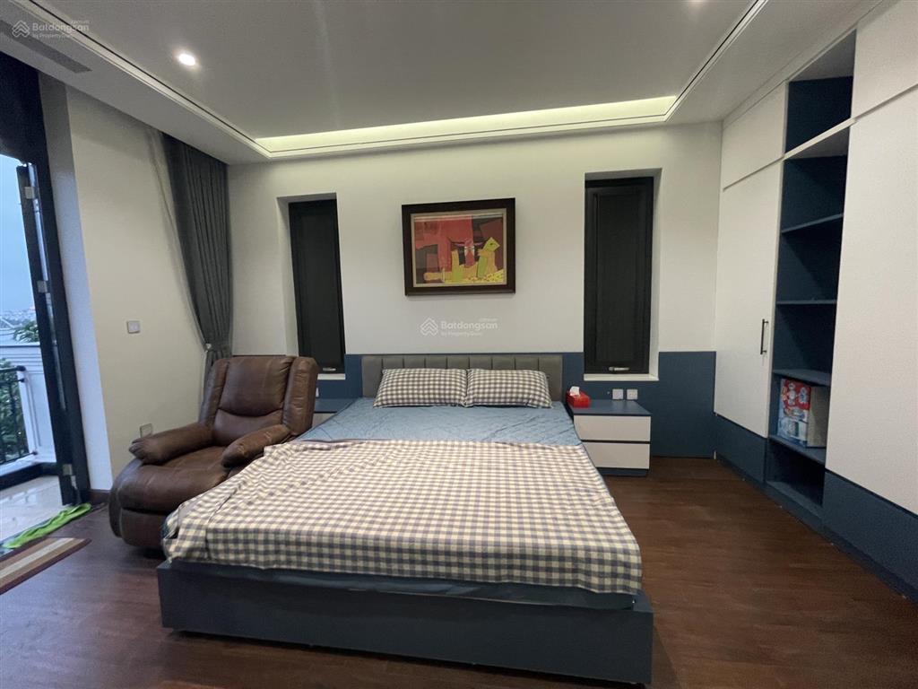 Cho thuê biệt thự đơn lập 300m2 mặt vườn hoa full nội thất xịn mới tinh, thang máy, vào ở luôn