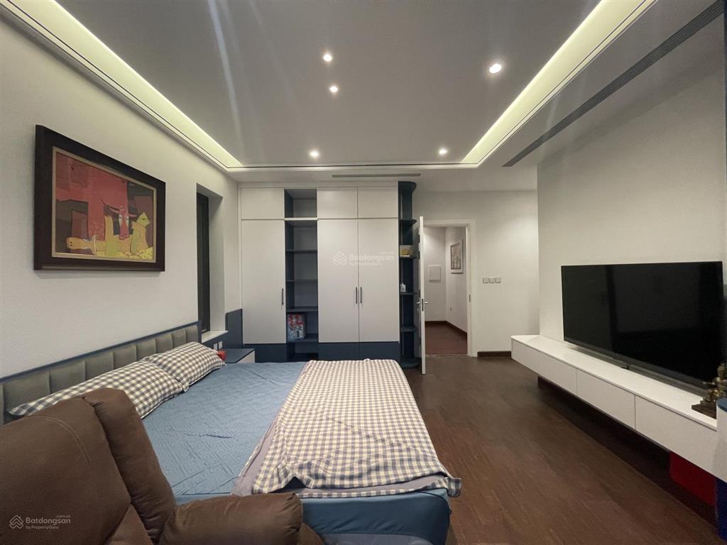 Cho thuê biệt thự đơn lập 300m2 mặt vườn hoa full nội thất xịn mới tinh, thang máy, vào ở luôn