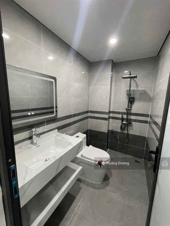 Chỉ hơn 4 tỷ nhà 5 tầng.ngõ thông thoáng. oto qua cửa. full nội thất. ngay gần đh phenika