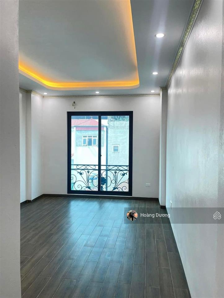 Chỉ hơn 4 tỷ nhà 5 tầng.ngõ thông thoáng. oto qua cửa. full nội thất. ngay gần đh phenika