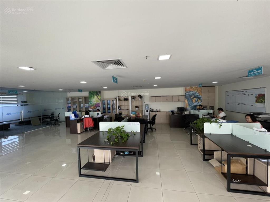 Cho thuê văn phòng phố lạc long quân, tây hồ dt 200m2, giá 120 nghìn/m2/th
